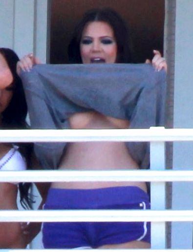 kardashian-flashing1